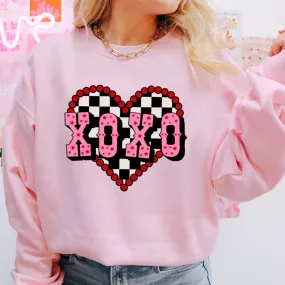 Online Exclusive | XOXO Heart on Checkered Background Graphic Sweatshirt in Pink